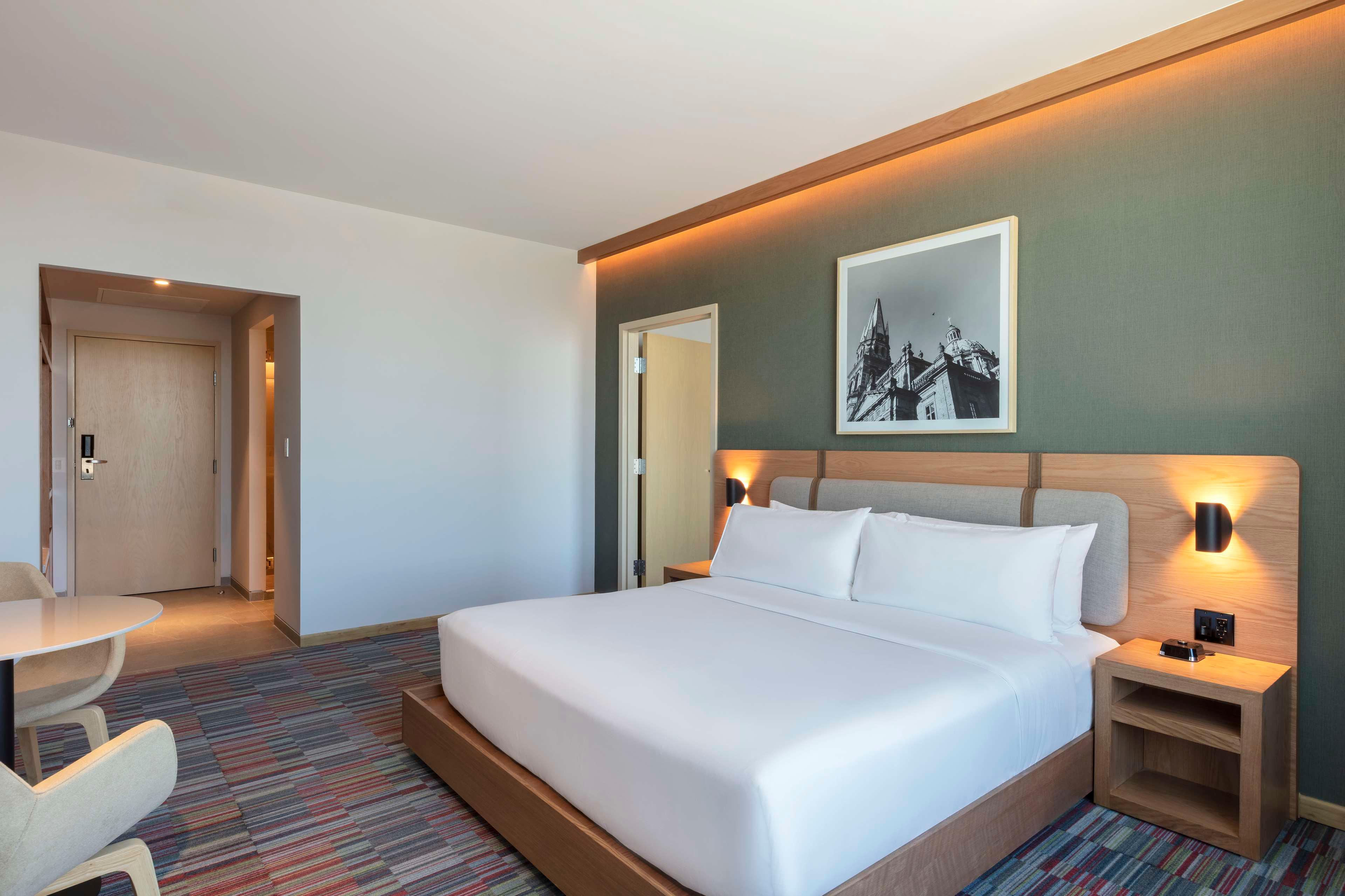 1 BEDROOM, SUITE, KING BED