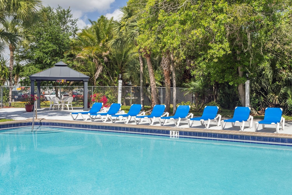 Travelodge By Wyndham Lakeland 9/55
