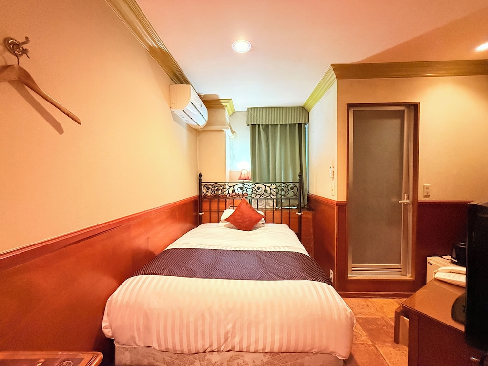 ROOM, SINGLE