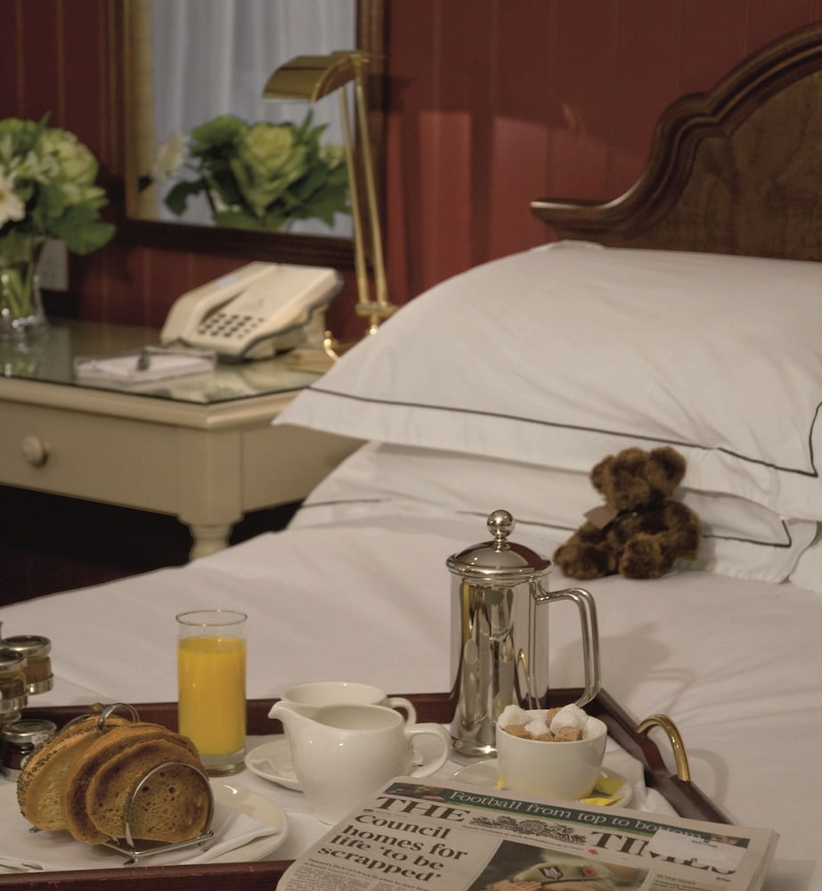Macdonald Bear Hotel 37/70