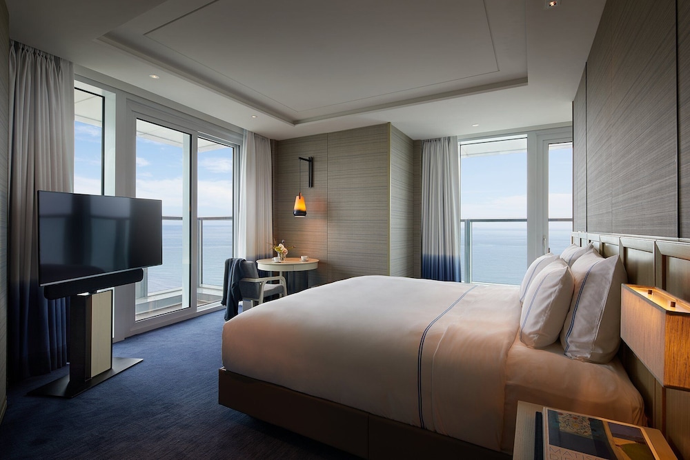 Premier, King Bed, Harbour View, Signiel Busan 2/2