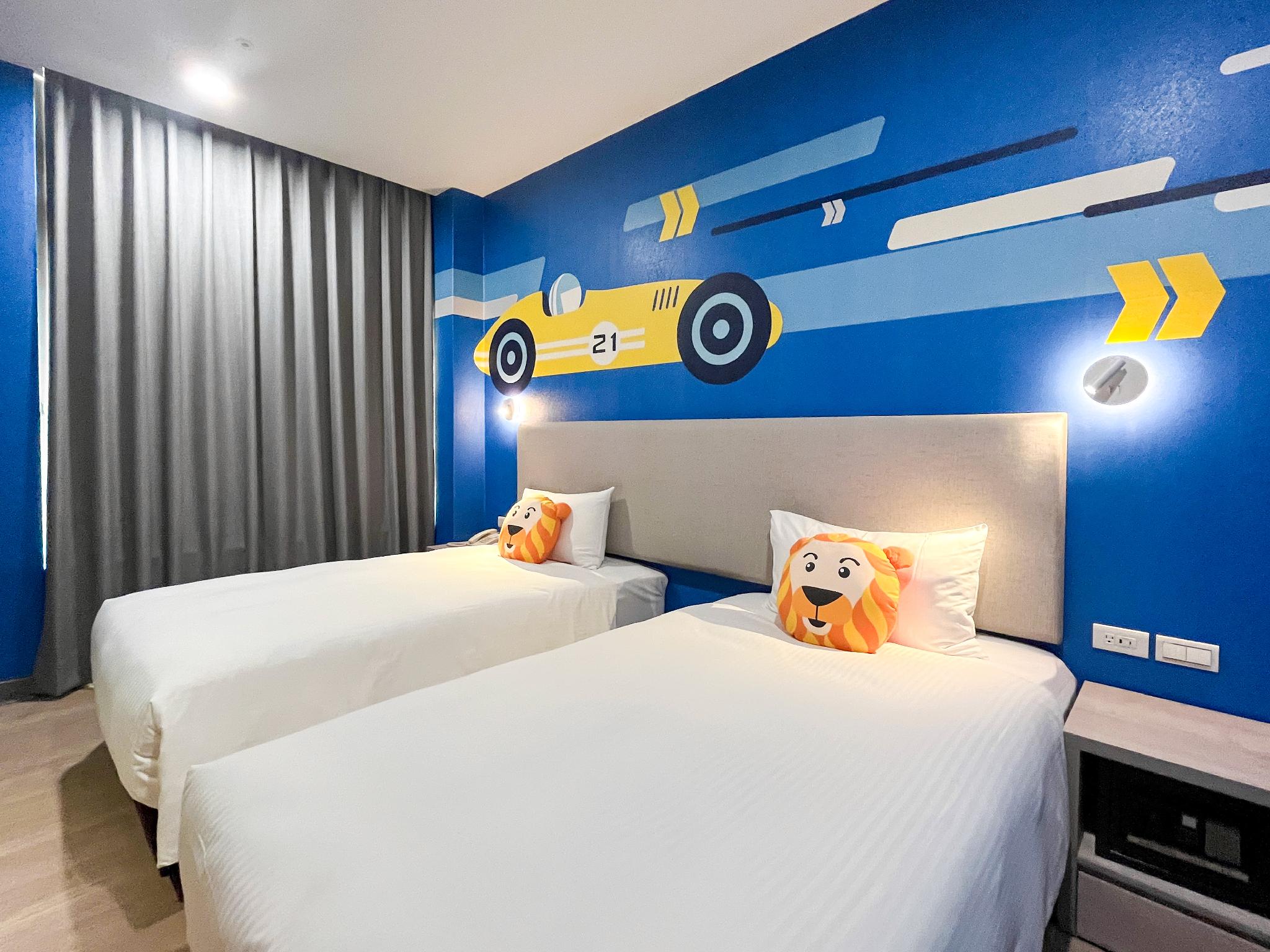 Theme, Twin Beds