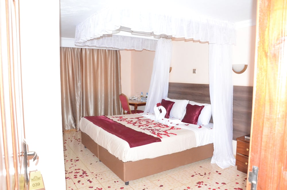 Phoenicia Hotel 20/50