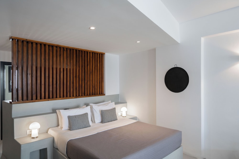 Serenity, Suite, Queen Bed, Caldera View, Hot Tub