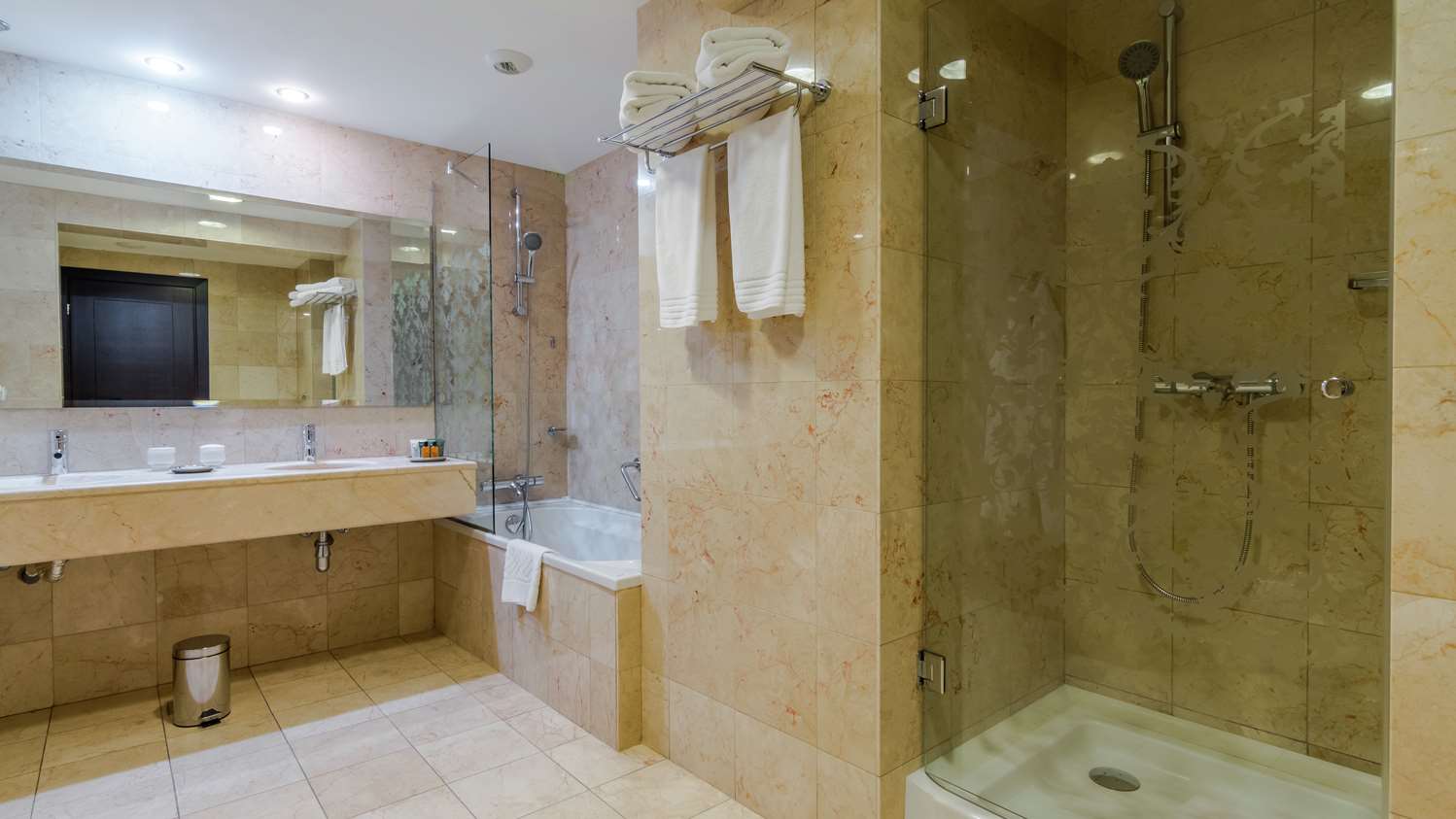 غرفة تنفيذية تنفيذية بسرير كينج مع دخول الصالة، Hilton Sibiu 2/2