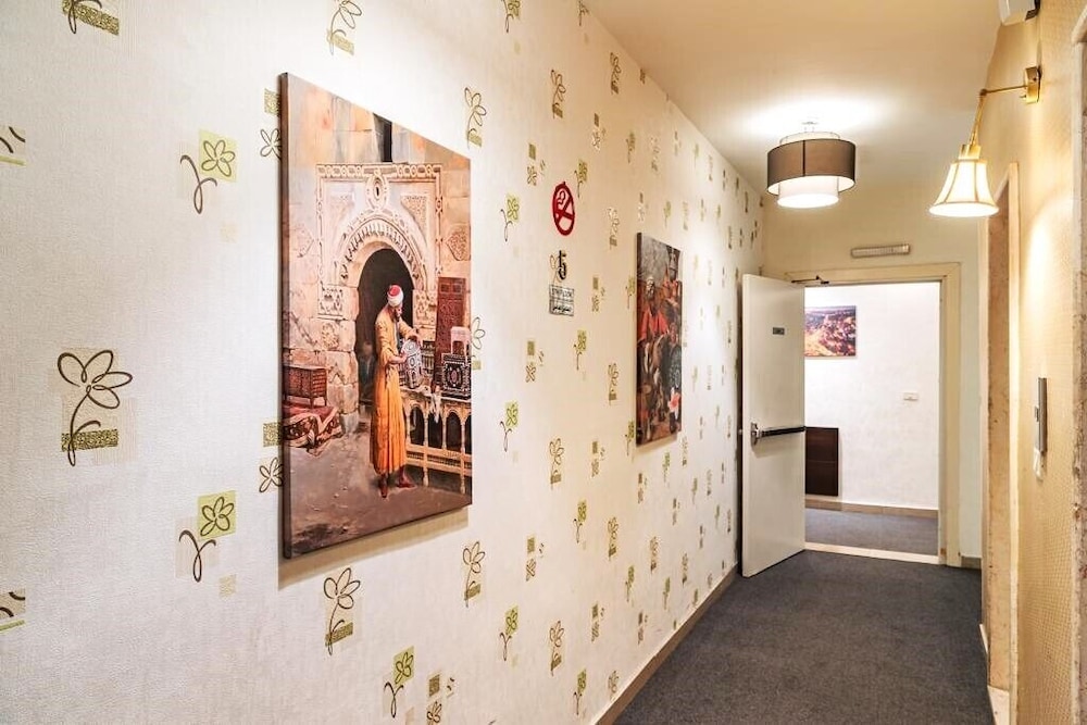 Lancaster Hotel Apartments-Gardens 8/47