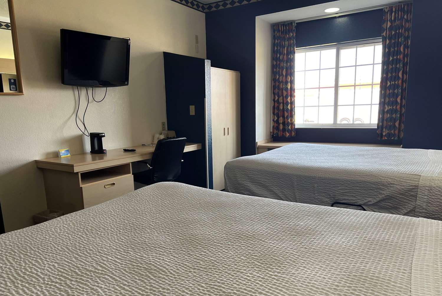 Days Inn & Suites By Wyndham Hutchinson 11/42