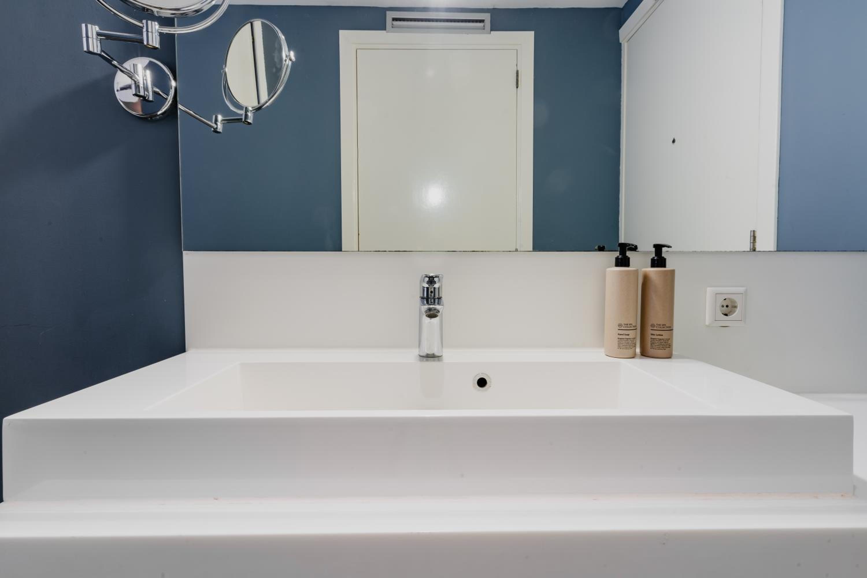 Semi Basement, Comfort, Queen Bed، Hotel JL No76 7/9