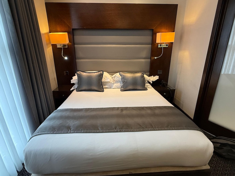 ROOM, DOUBLE BED