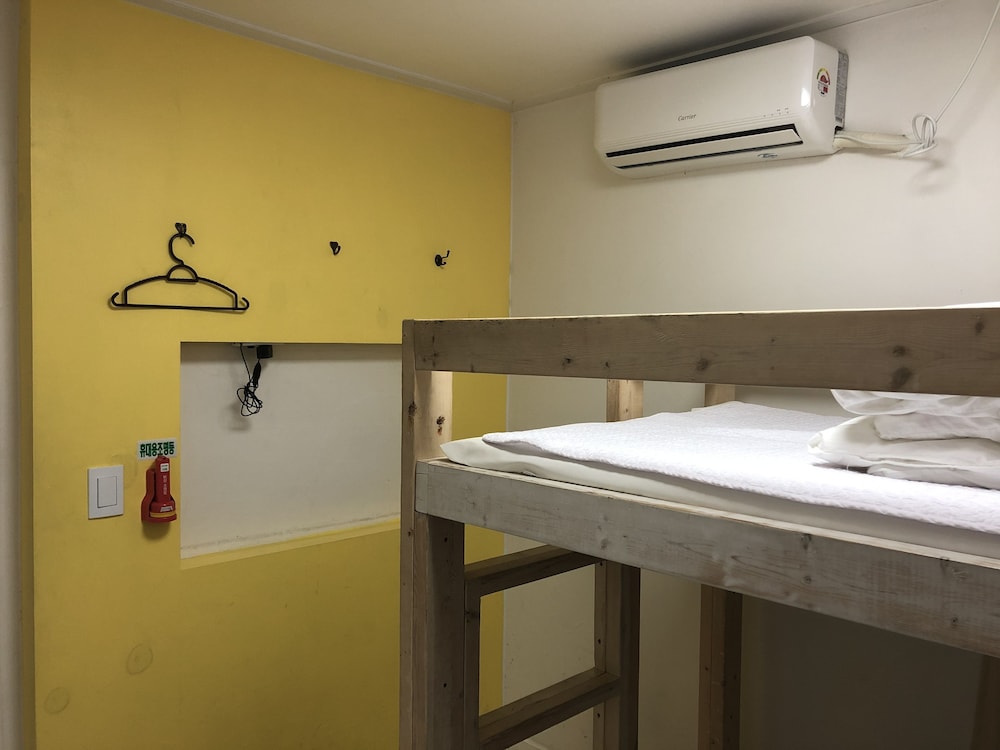 Slow Citi Guesthouse - Hostel 50/50