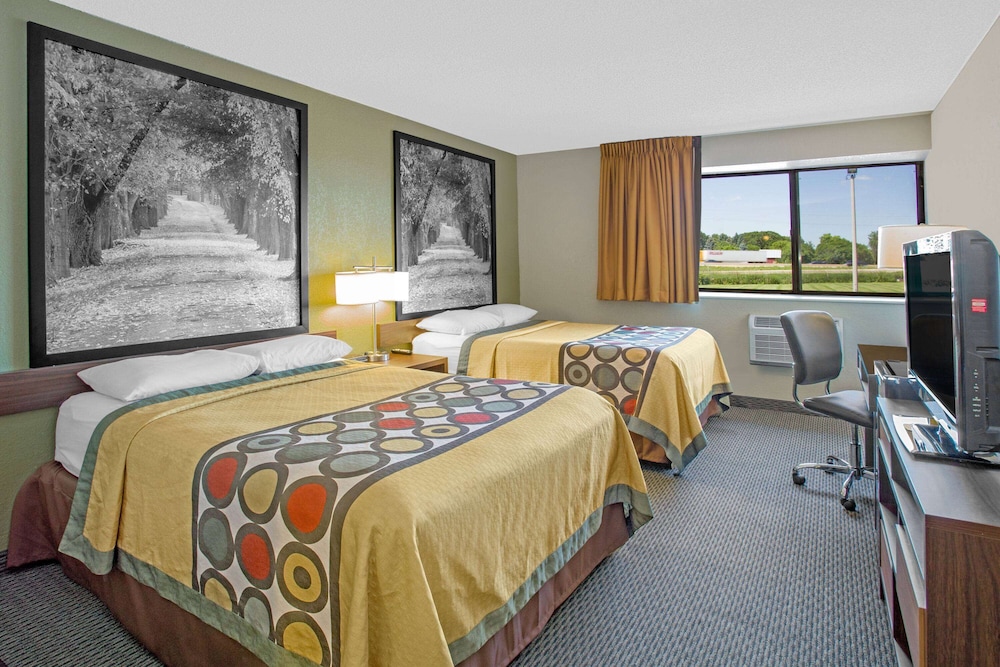 Super 8 by Wyndham Windsor/Madison North 18/28
