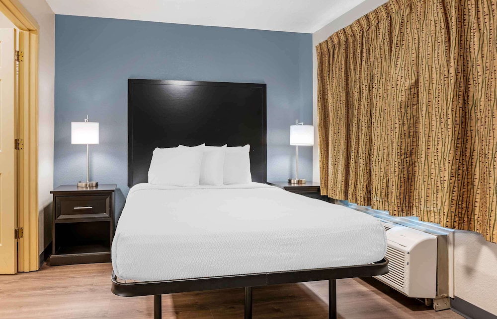 DELUXE, STUDIO, QUEEN BED, SOFA