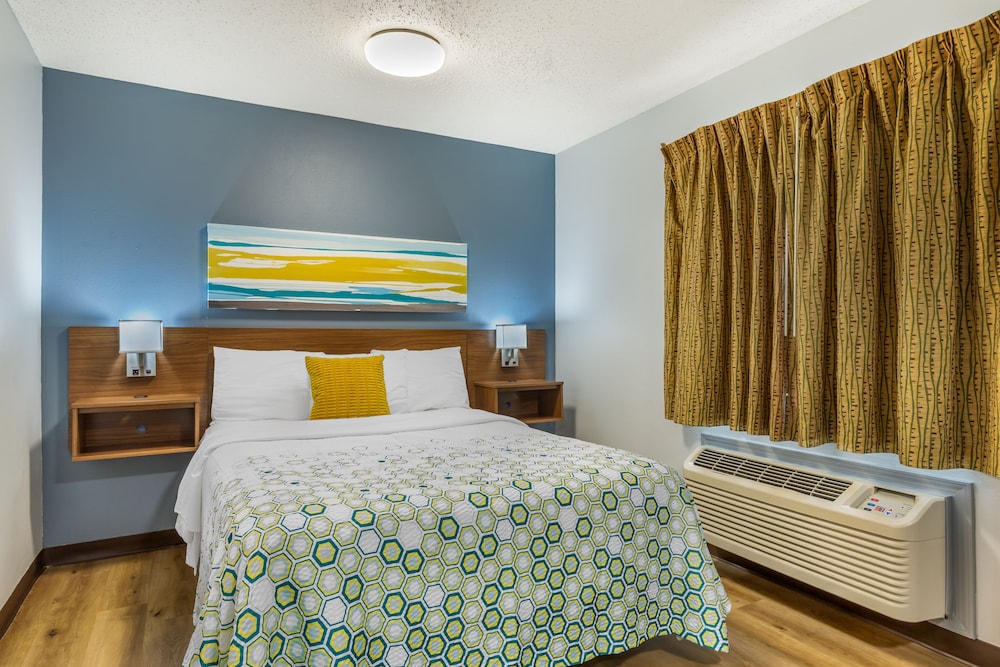 جناح بسرير كوين مع أريكة، HomeTowne Studios & Suites by Red Roof Greensboro 3/8
