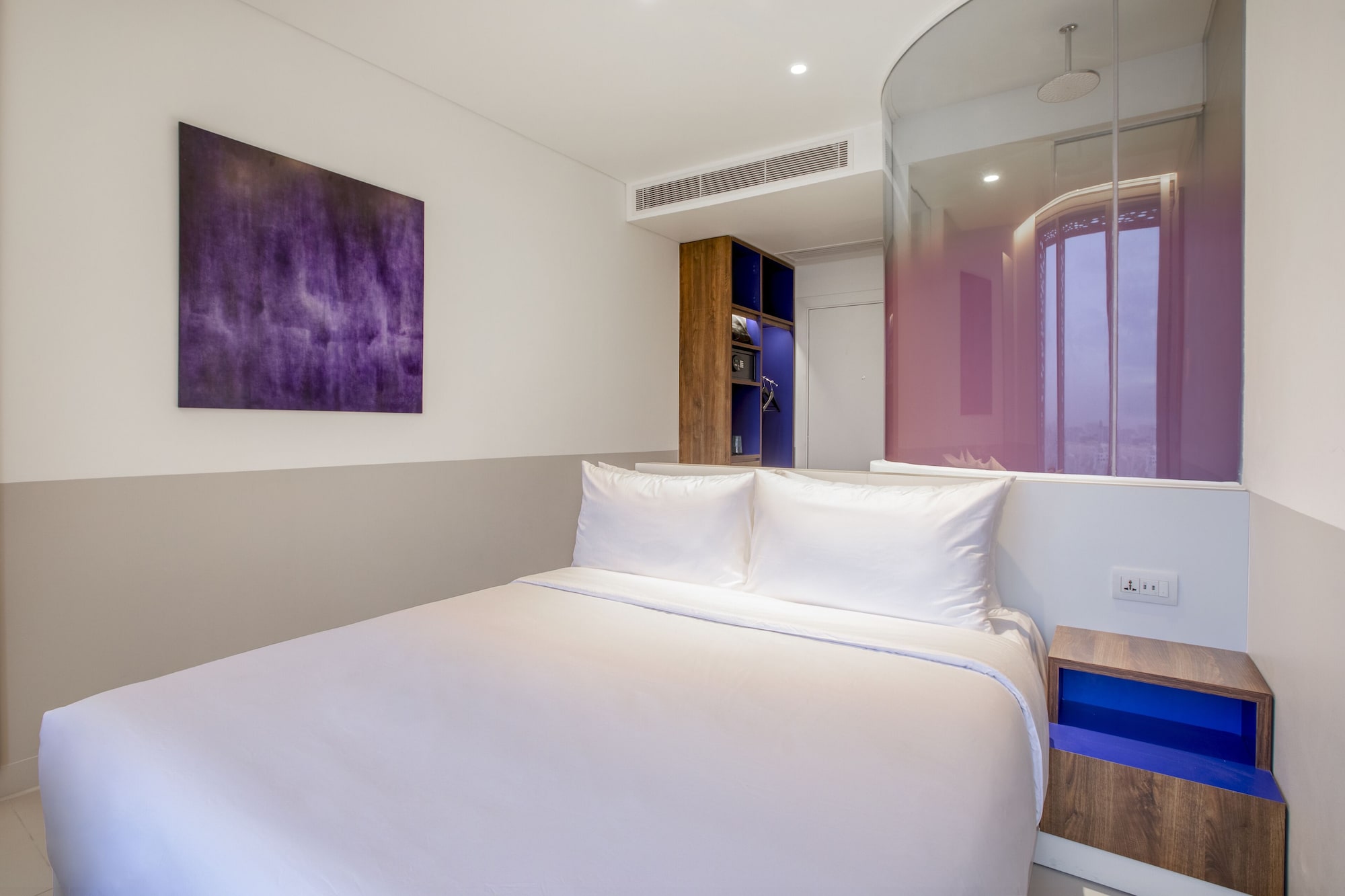 Wink, Lite, Queen Bed, City View