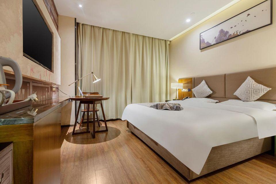 Feature, Queen Bed