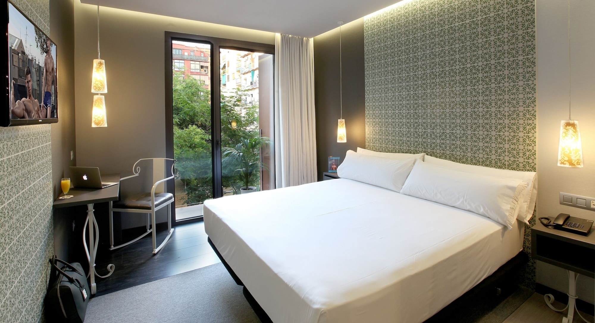 1 BEDROOM, PREMIUM, DOUBLE OR TWIN BED