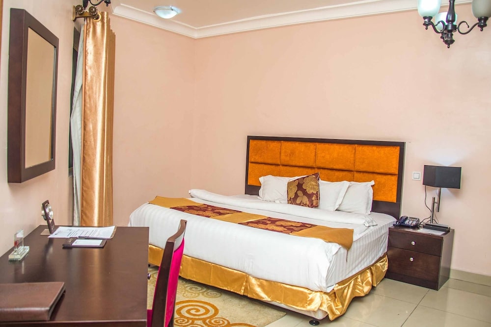 Royal Crest Hotel & Suites 20/50