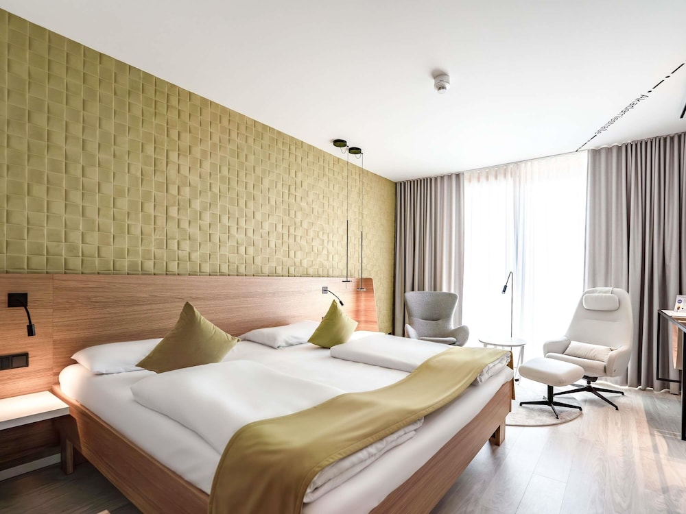 EXECUTIVE, QUEEN BED