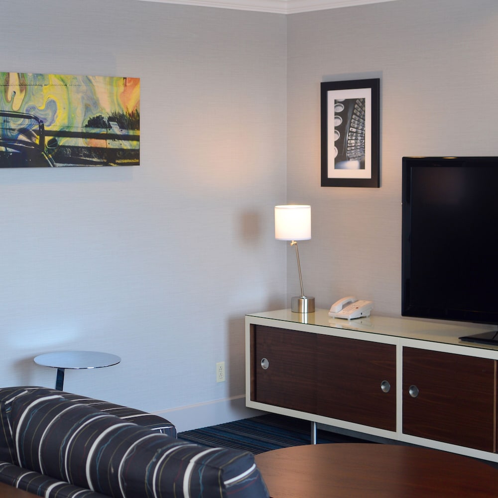 Doubletree By Hilton Newark Fremont 36/76
