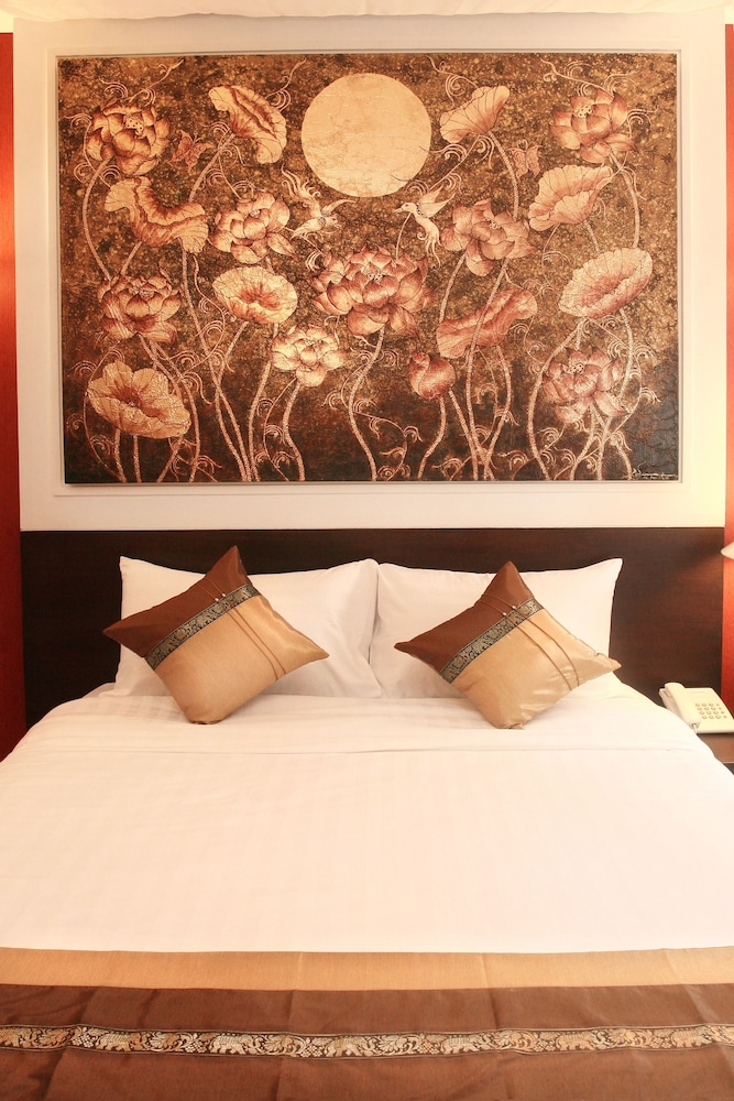 Mirth Sathorn Hotel 24/39