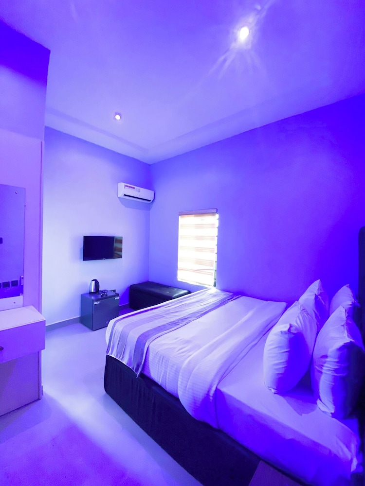 Adna Hotel 17/50