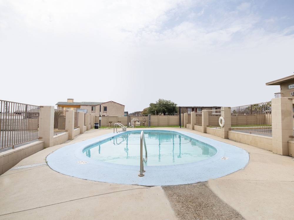 Oyo Hotel San Antonio Lackland AFB/Seaworld Hwy 90 W 46/52