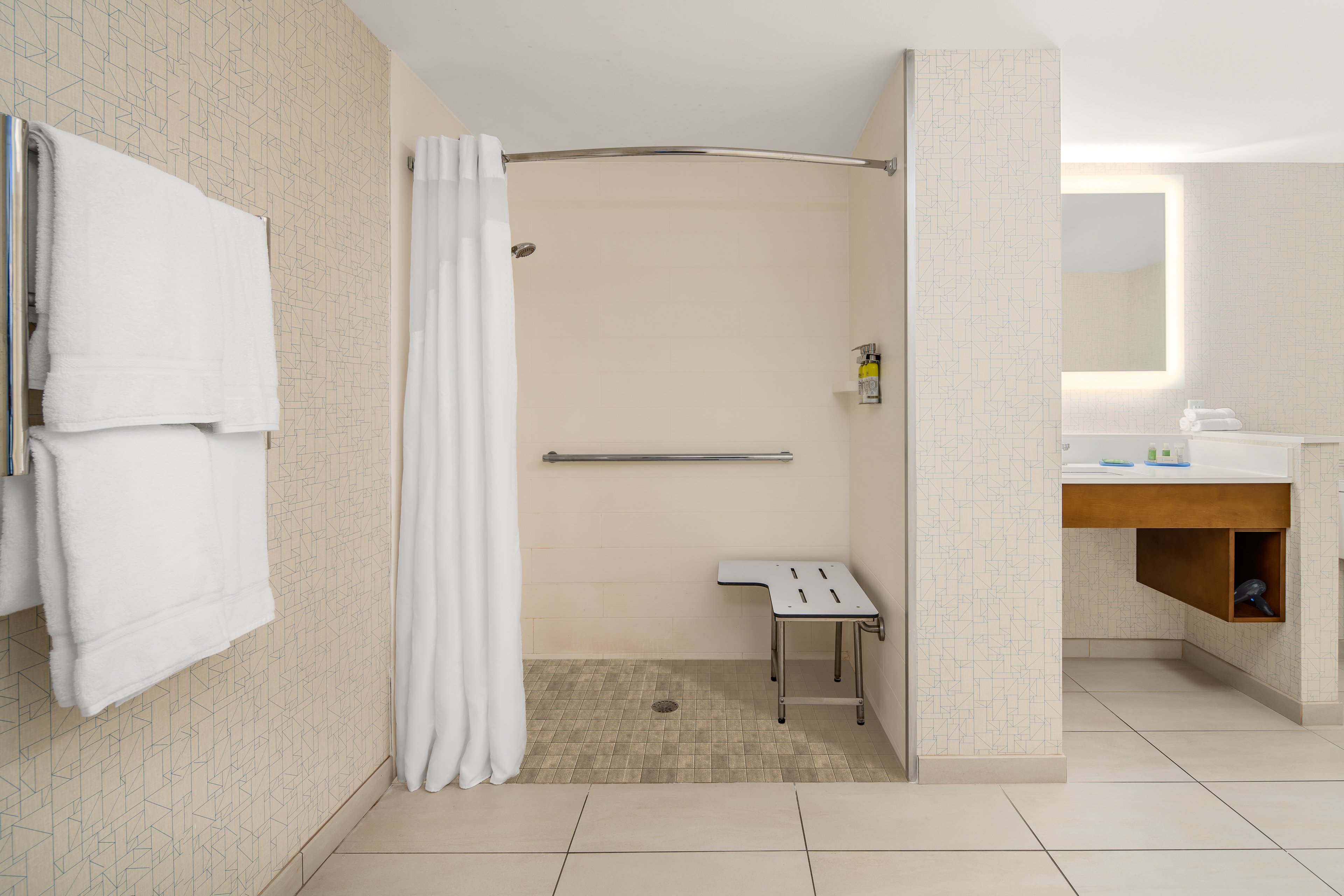 Holiday Inn Express Ft Lauderdale Cruise Airport 54/55