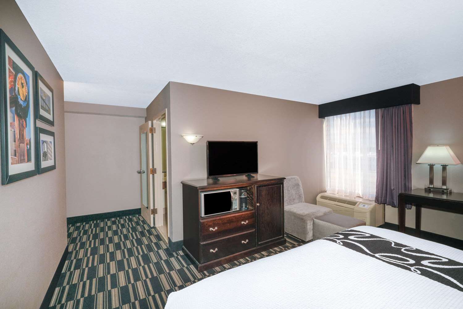 La Quinta Inn & Suites by Wyndham Memphis Airport Graceland 23/71