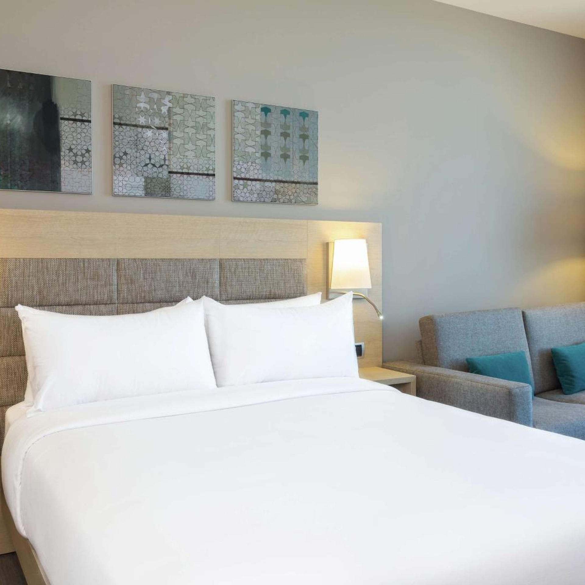 غرفة عائلية بسرير كوين بإطلالة على البحر مع أريكة، Hilton Garden Inn Tanger City Center 2/7