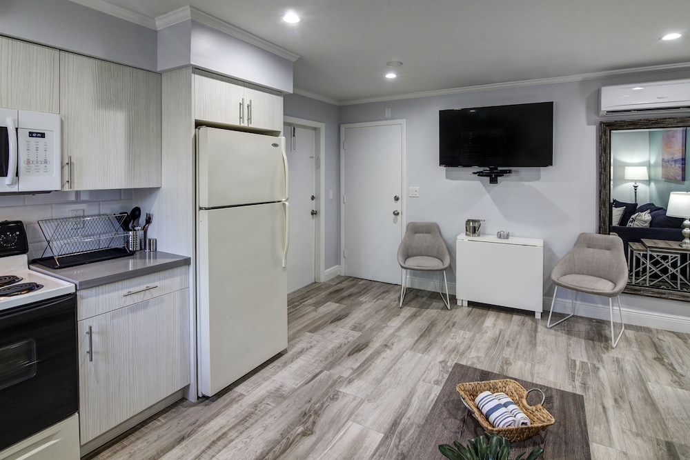May Dee Suites 41/67