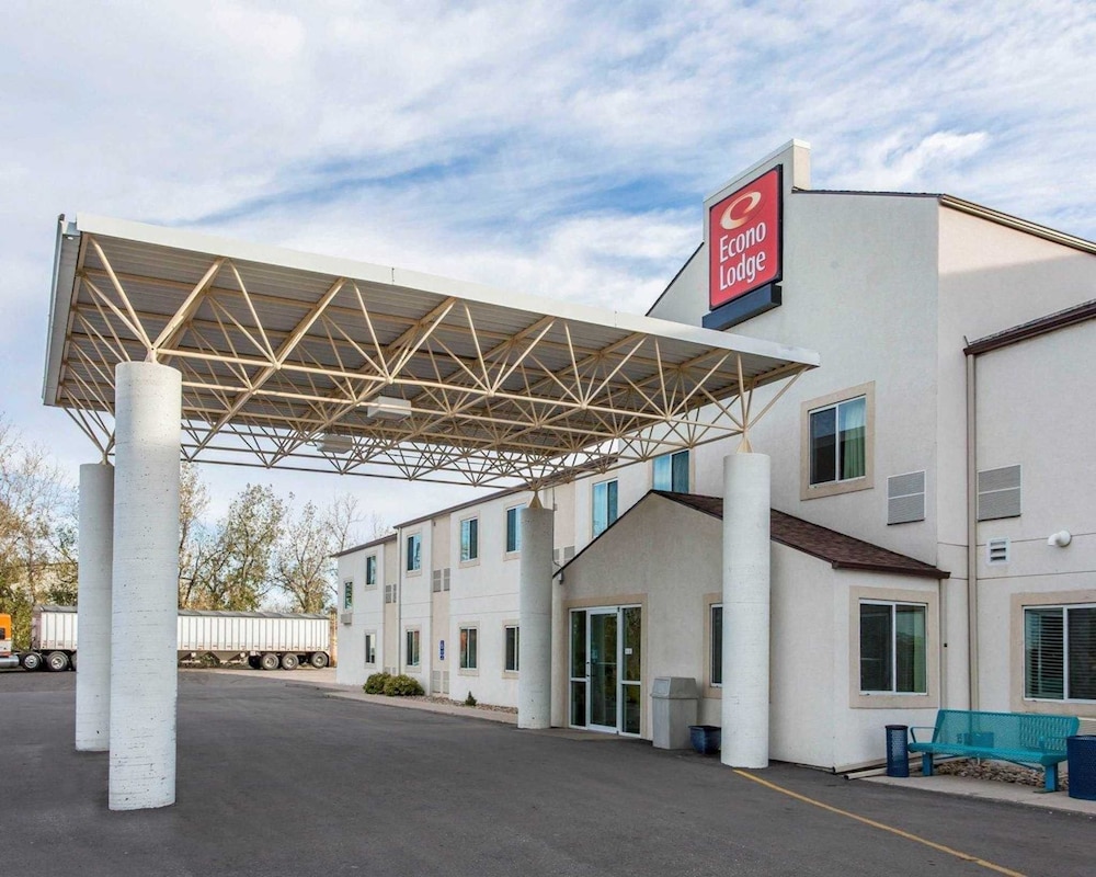 Econo Lodge Belle Fourche, SD 30/36