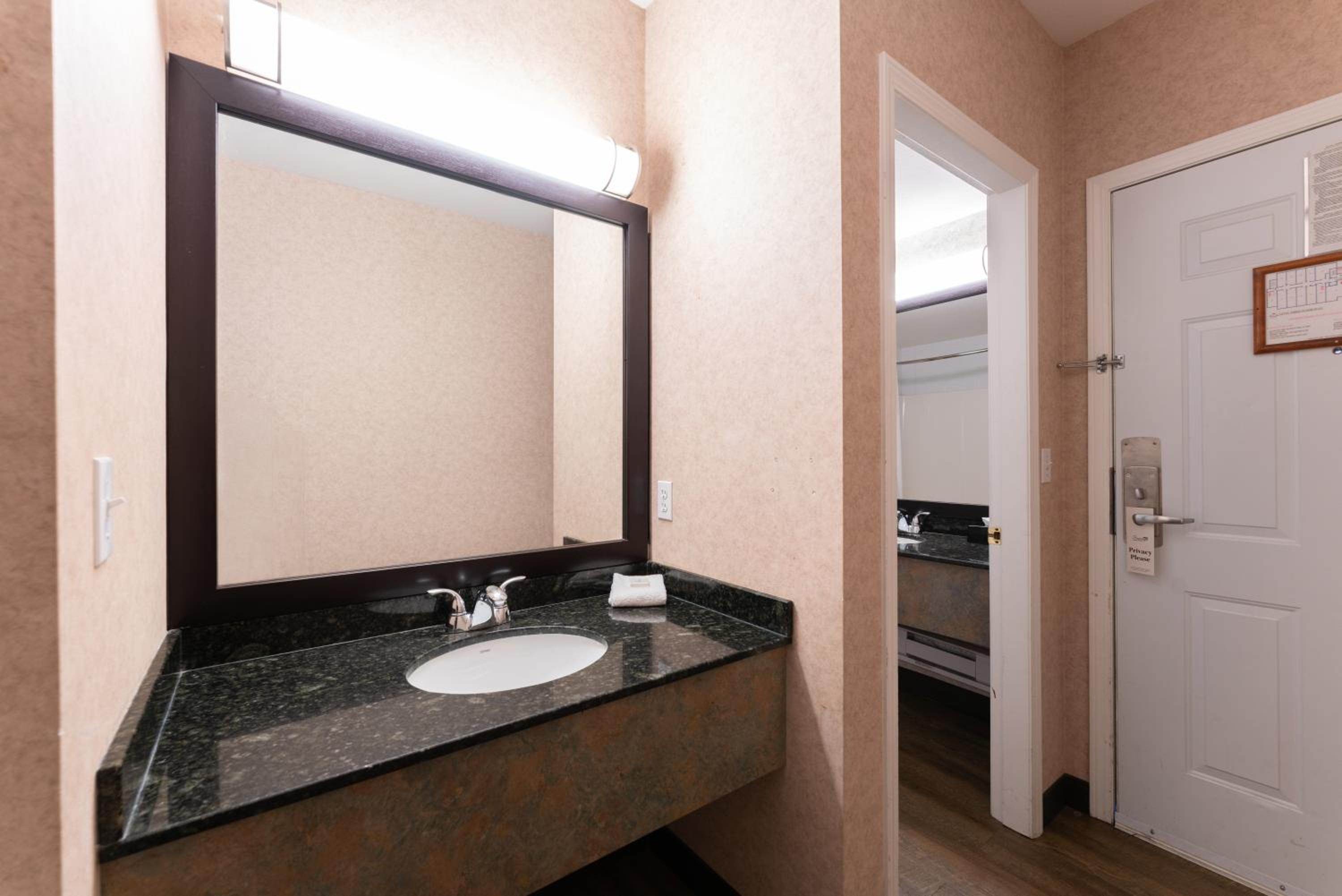جناح ديلوكس بسرير كوين، Prestige Aberdeen Lodge Kamloops 6/8