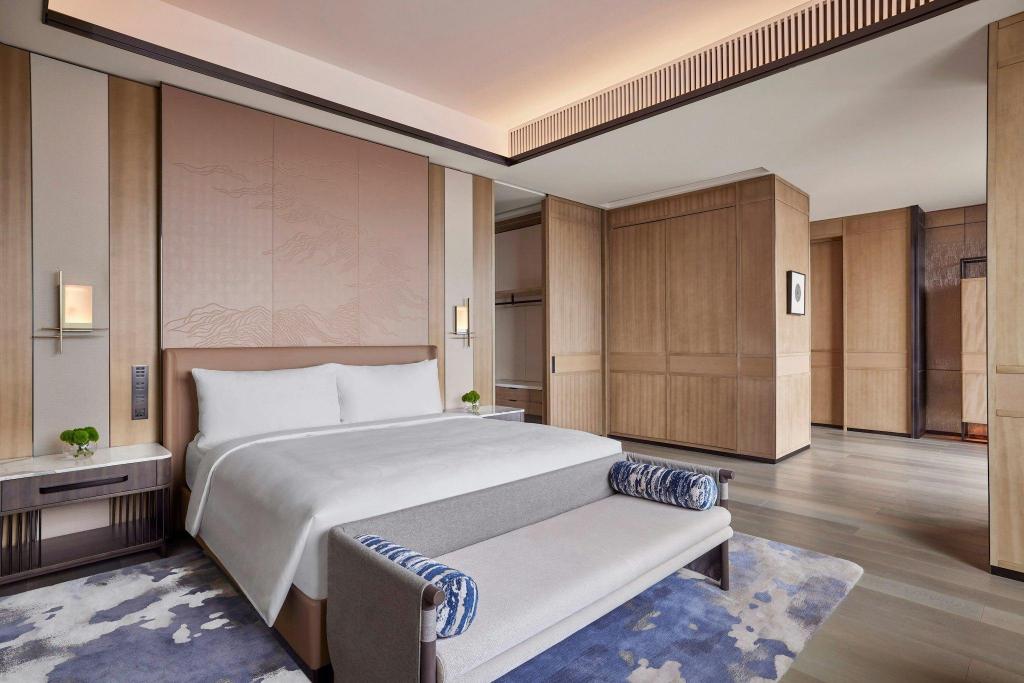 Ambassador, Suite, King Bed, City View, Sofa, Executive Lounge Access