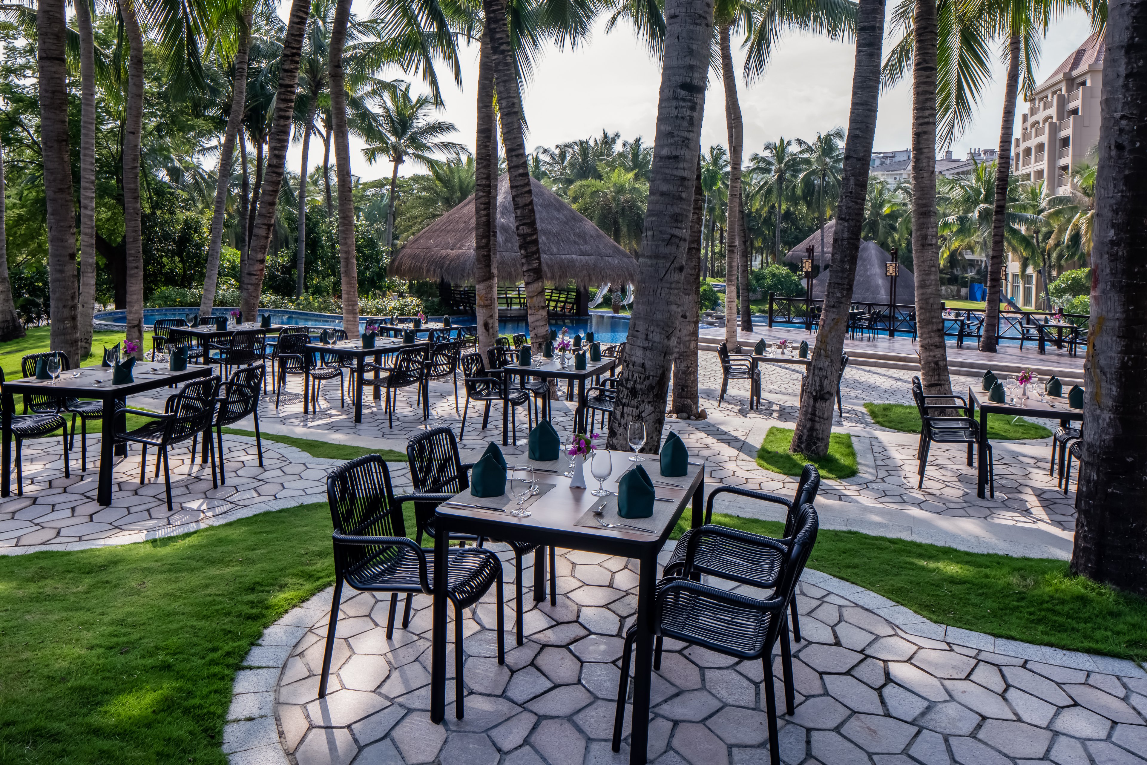 HOLIDAY INN RESORT SANYA BAY 33/50