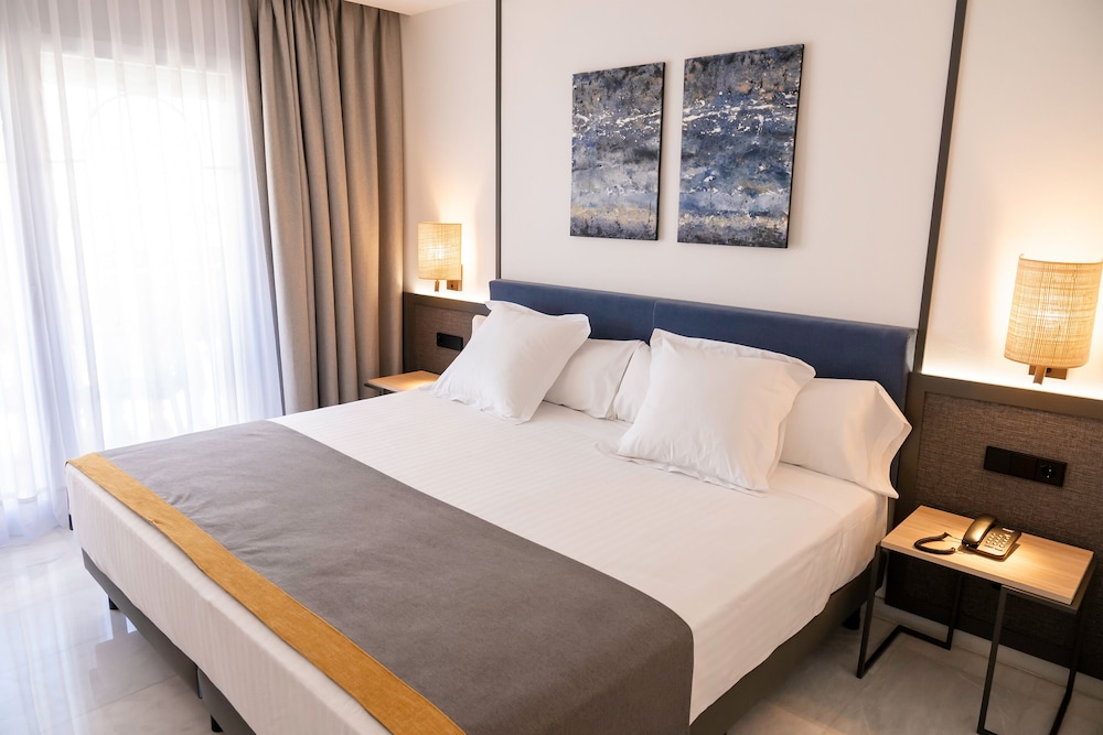 Superior, King Bed, Partial Sea View