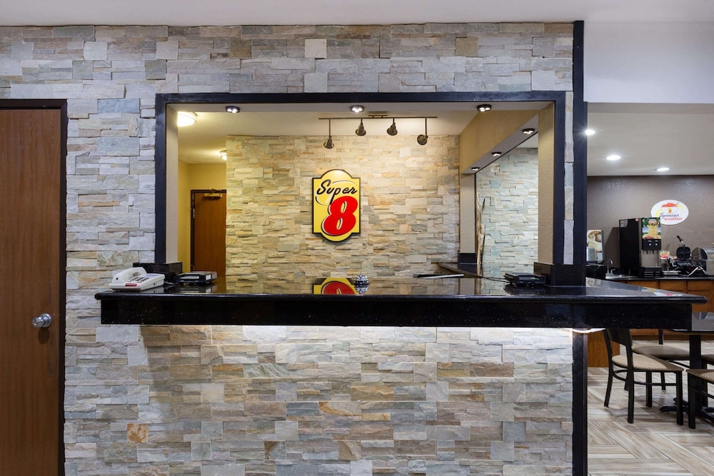 Super 8 by Wyndham Decorah 17/28