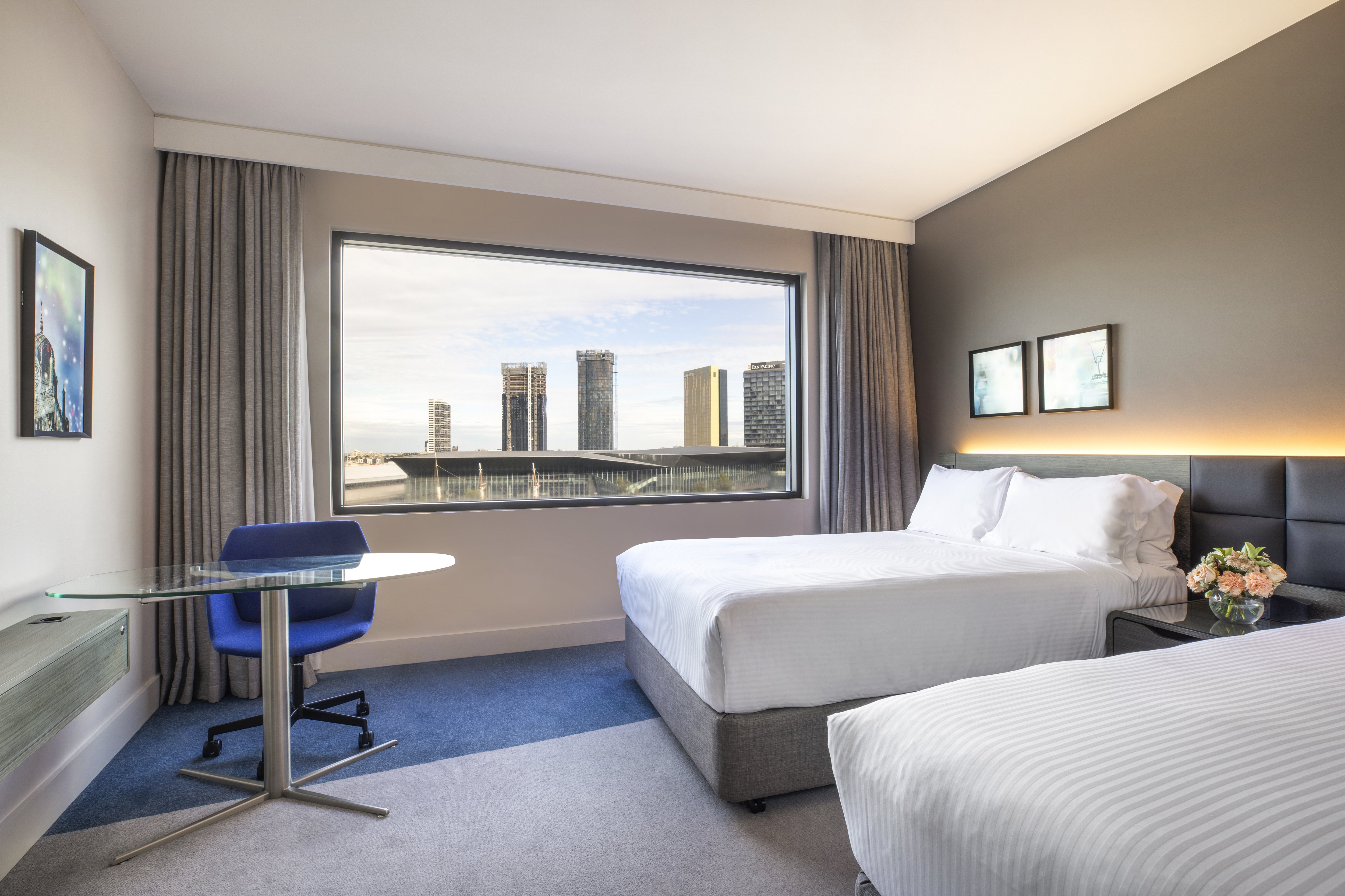 Crowne Plaza Hotel Melbourne 12/72
