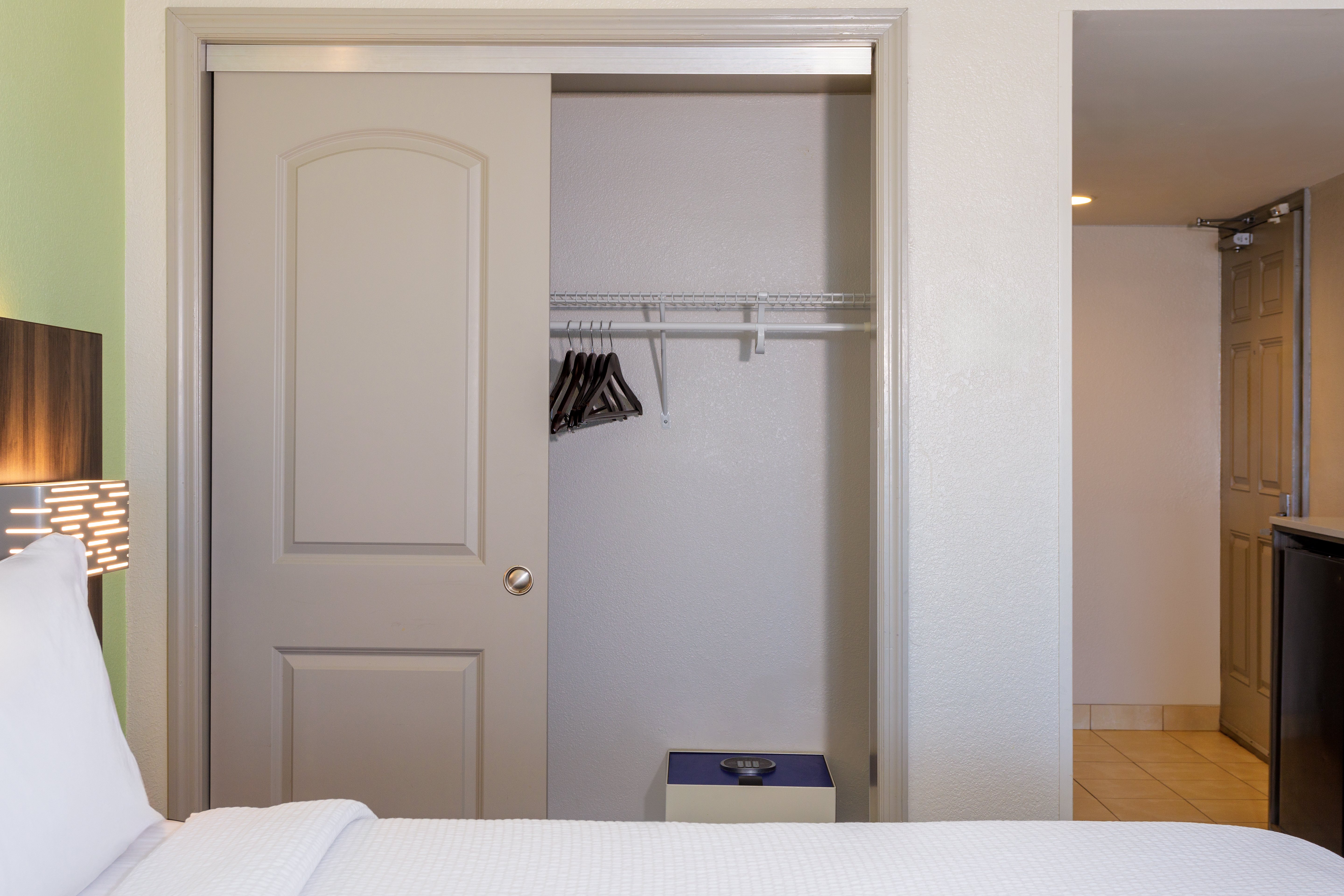 Holiday Inn Express Hotel Suites Oceanfront Daytona Beach Shores 18/48