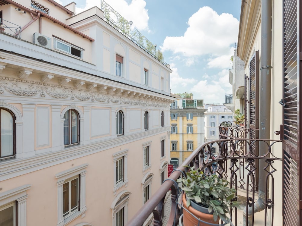 RSH Trevi Fountain Luxury Apartment 2/39