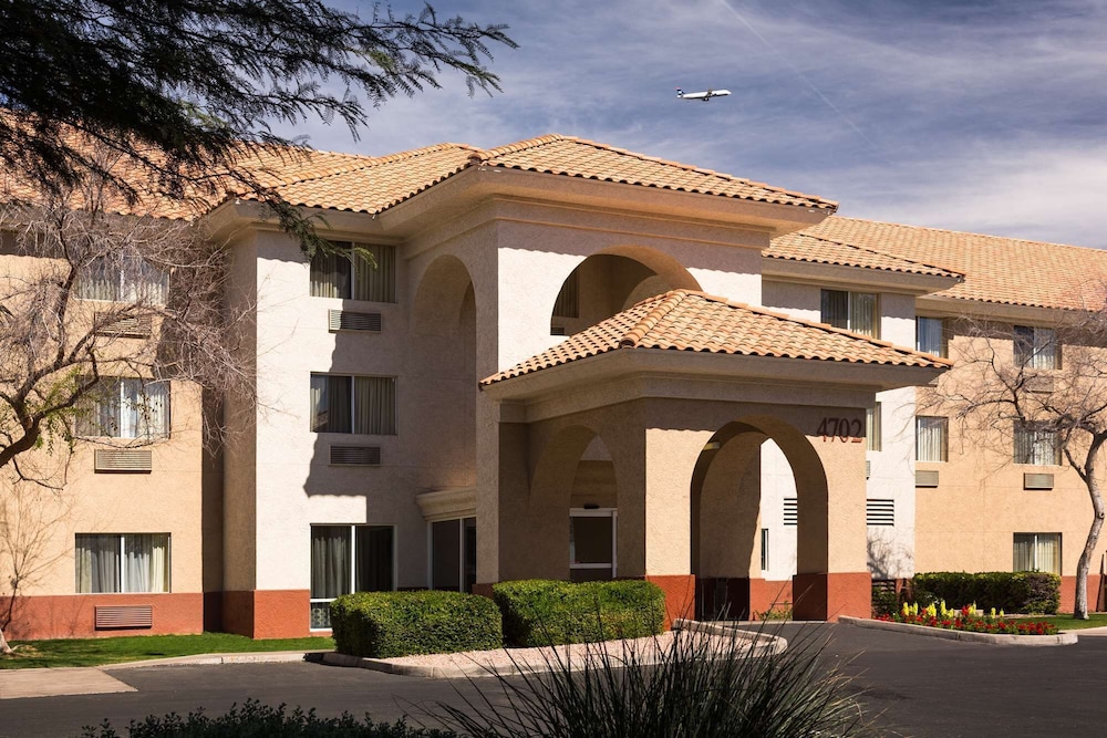 Country Inn & Suites by Radisson, Phoenix Airport, AZ 4/46