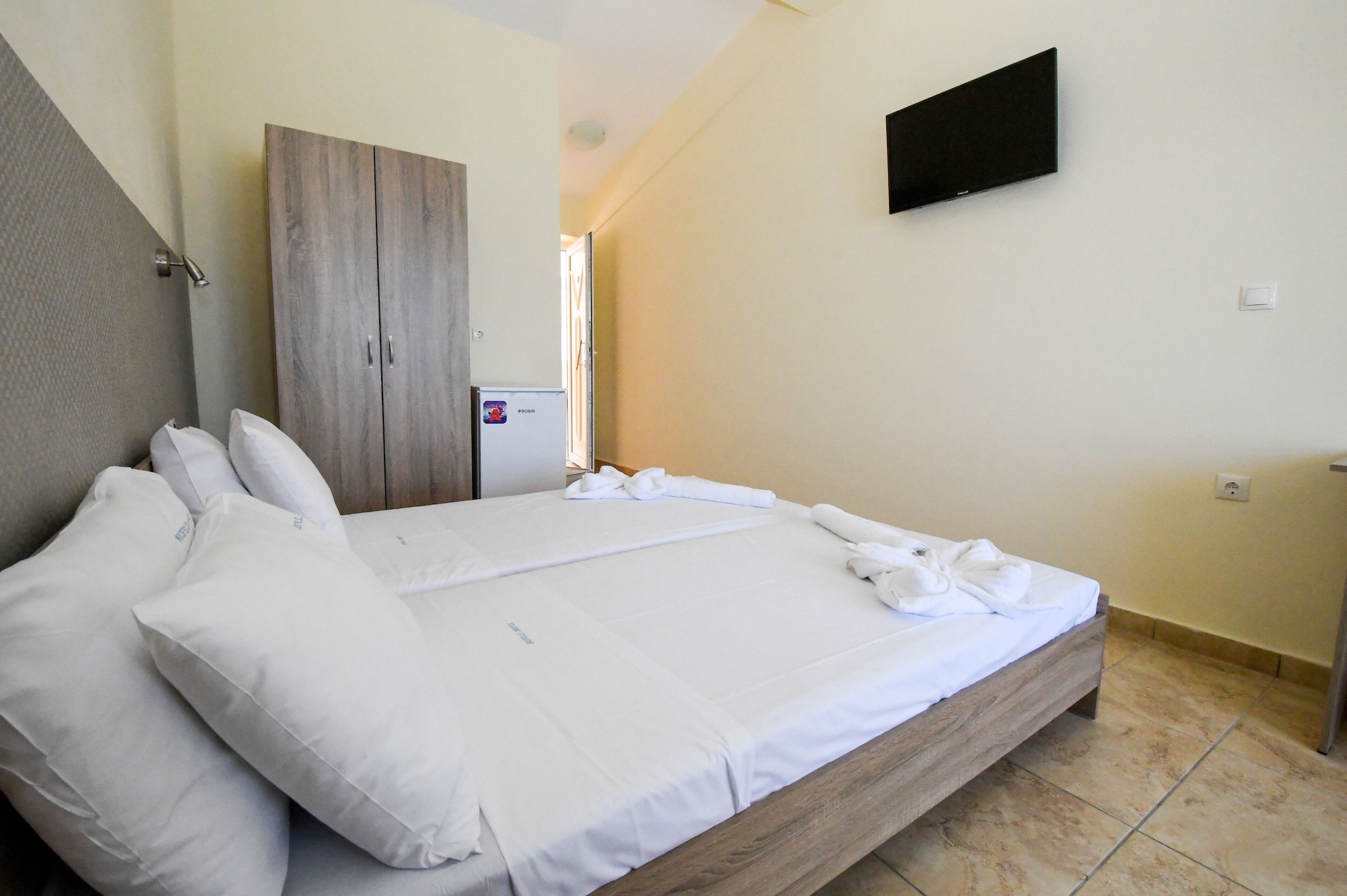 SEMI ROOM, ECONOMY, BASEMENT, POOL SIDE