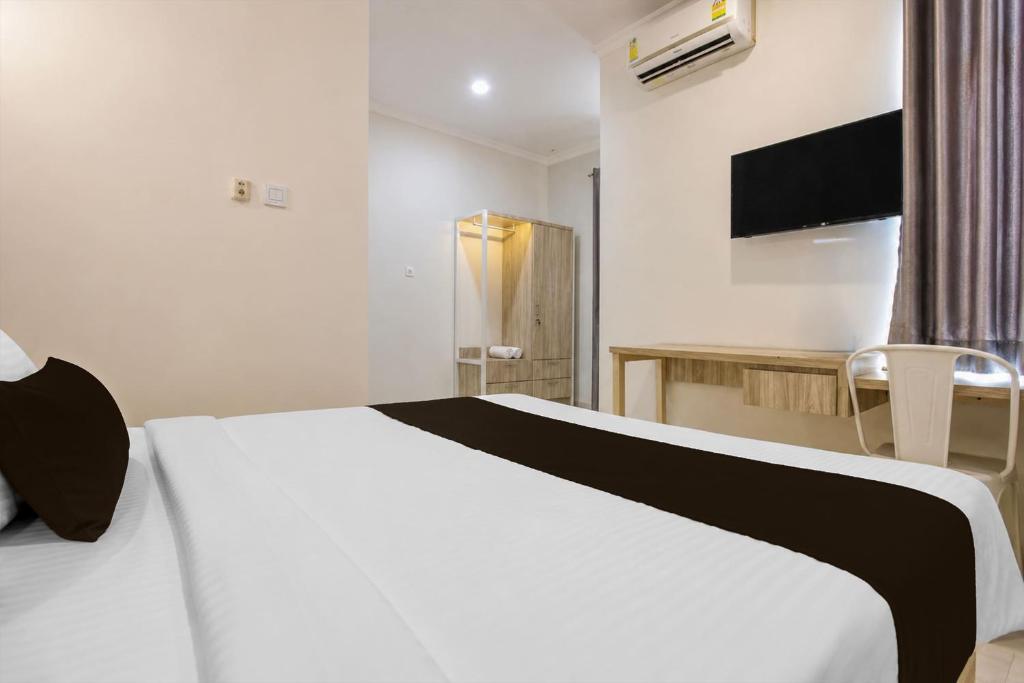 Collection O near Ambarrukmo Plaza Mall formerly Damar Kusumo Guest House 7/23