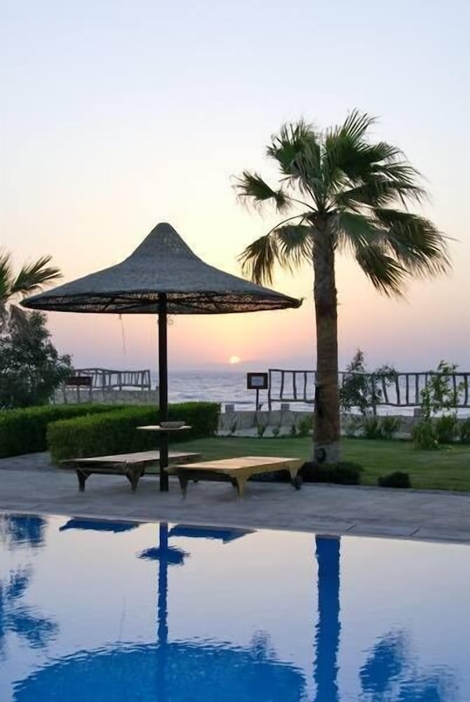Tamra Beach Resort 25/28