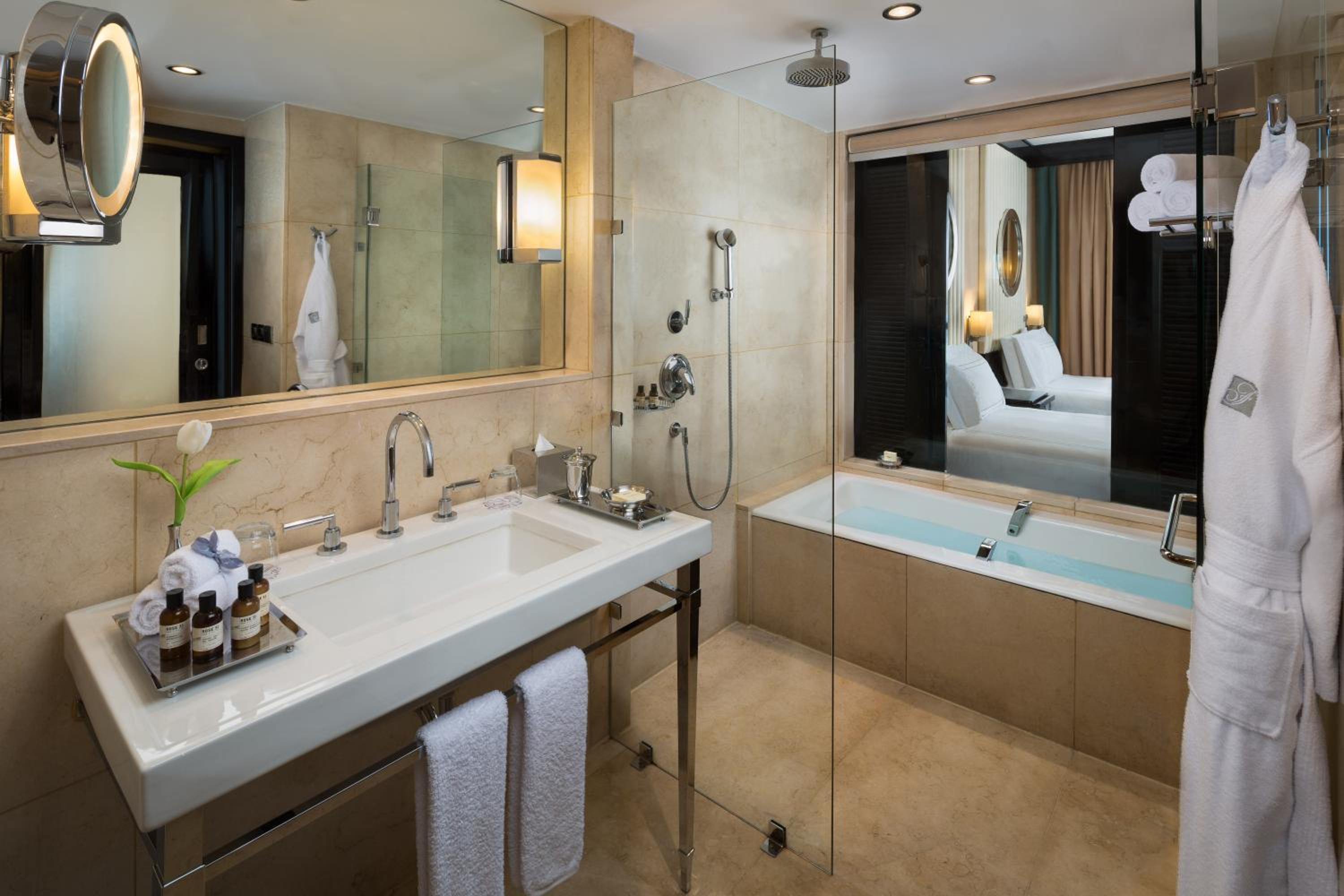 Fairmont Gold, King Bed, Partial River View, Lounge Access، Fairmont Nile City Hotel 6/8