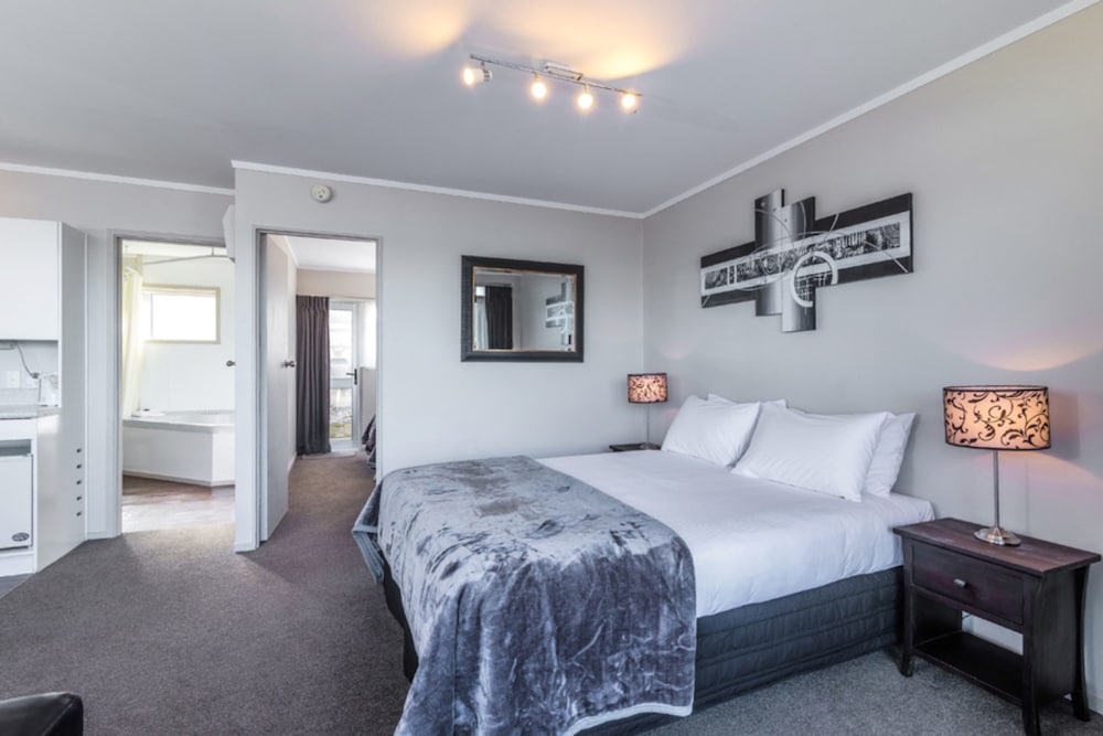 1 BEDROOM, SUITE, HOT TUB, GROUND FLOOR