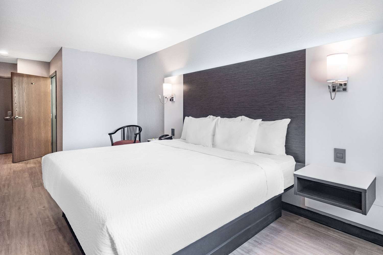 Days Inn and Suites By Wyndham Niagara Falls/Buffalo 15/40