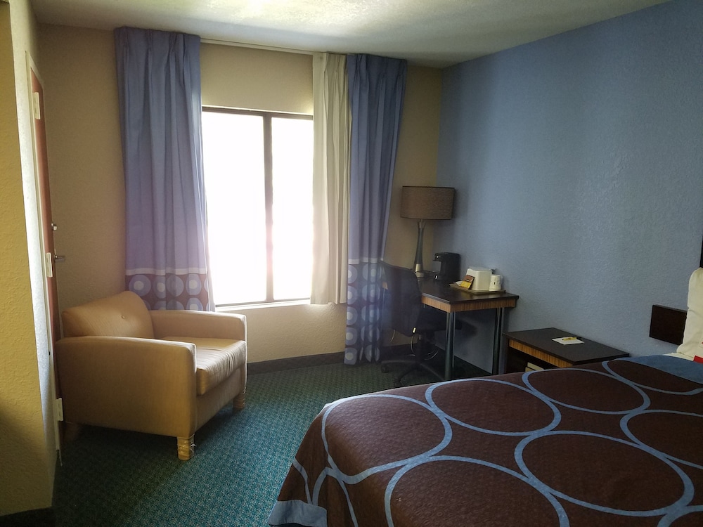 Super 8 By Wyndham Bentonville 16/59