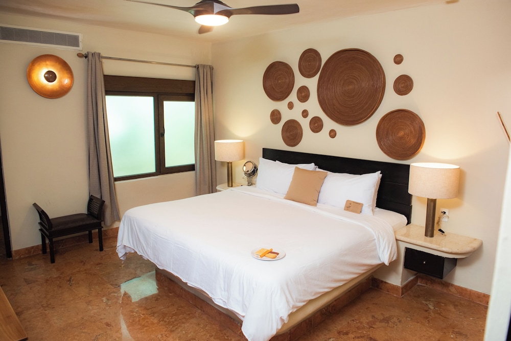El Taj Oceanfront & Beachside Condo Hotel 17/74