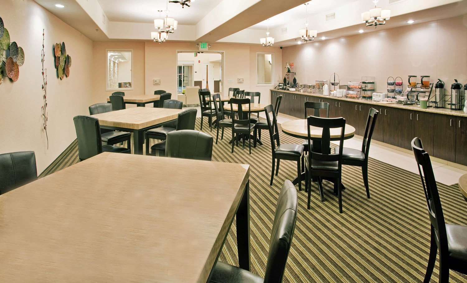 La Quinta Inn & Suites by Wyndham Fowler 44/61