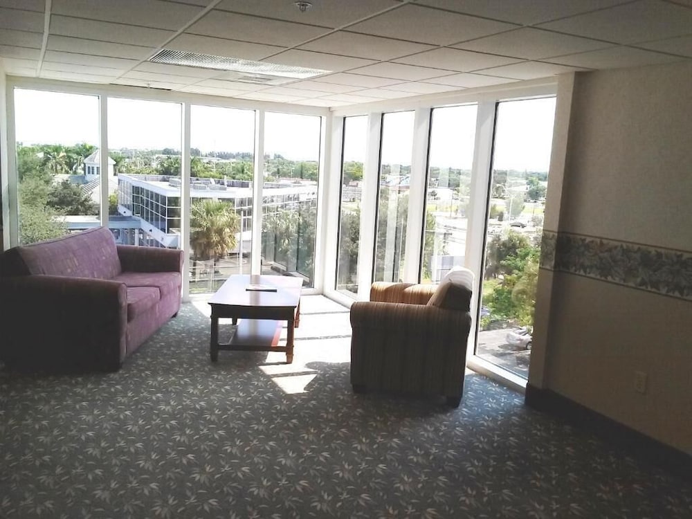 Allure Suites of Fort Myers 15/27